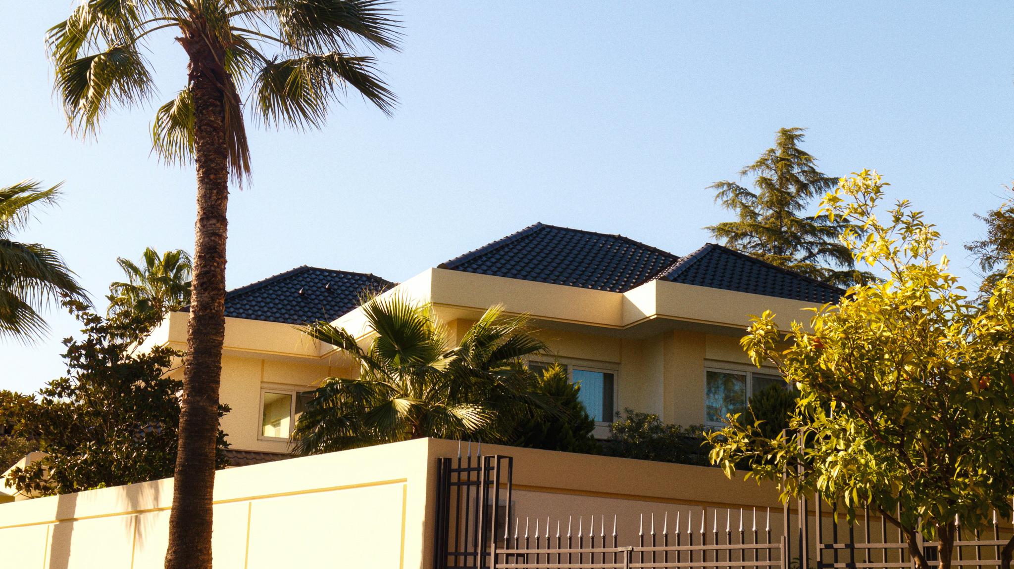 Mặt dựng Facade hiện đại với kính và đá tự nhiên