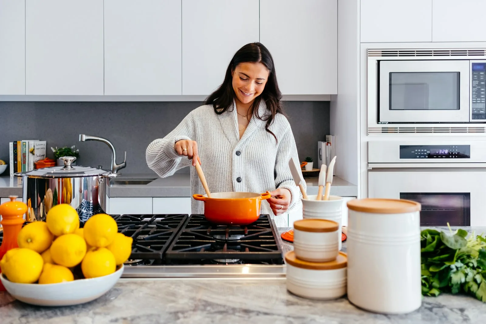 Đảo bếp mở hiện đại là nơi giữ lửa yêu thương