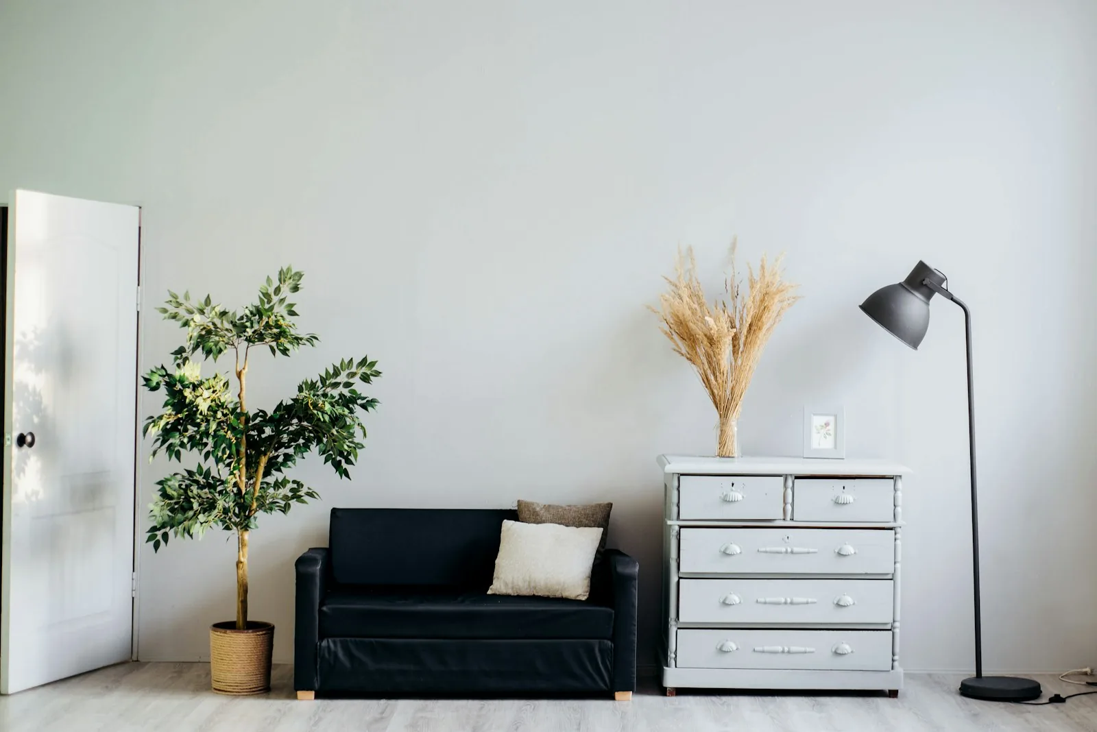 Ngôi nhà hiện đại ẩn mình giữa không gian cây xanh xanh mát